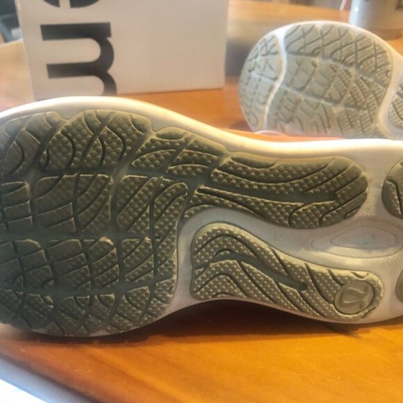 Lululemon Women’s Blissfeel Running Shoe 7.5 - Picture 2 of 3